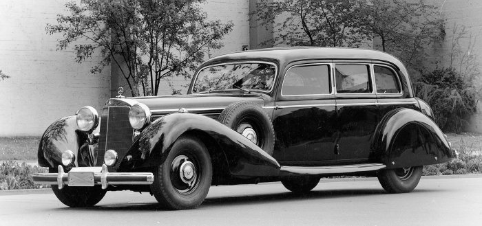 Mercedes-Benz Typ â€žGroÃŸer Mercedesâ€ (Baureihe W 150, 1938 bis 1943), Pullman-Limousine aus dem Jahr 1939, die sich seitdem ununterbrochen in Werksbesitz befindet.